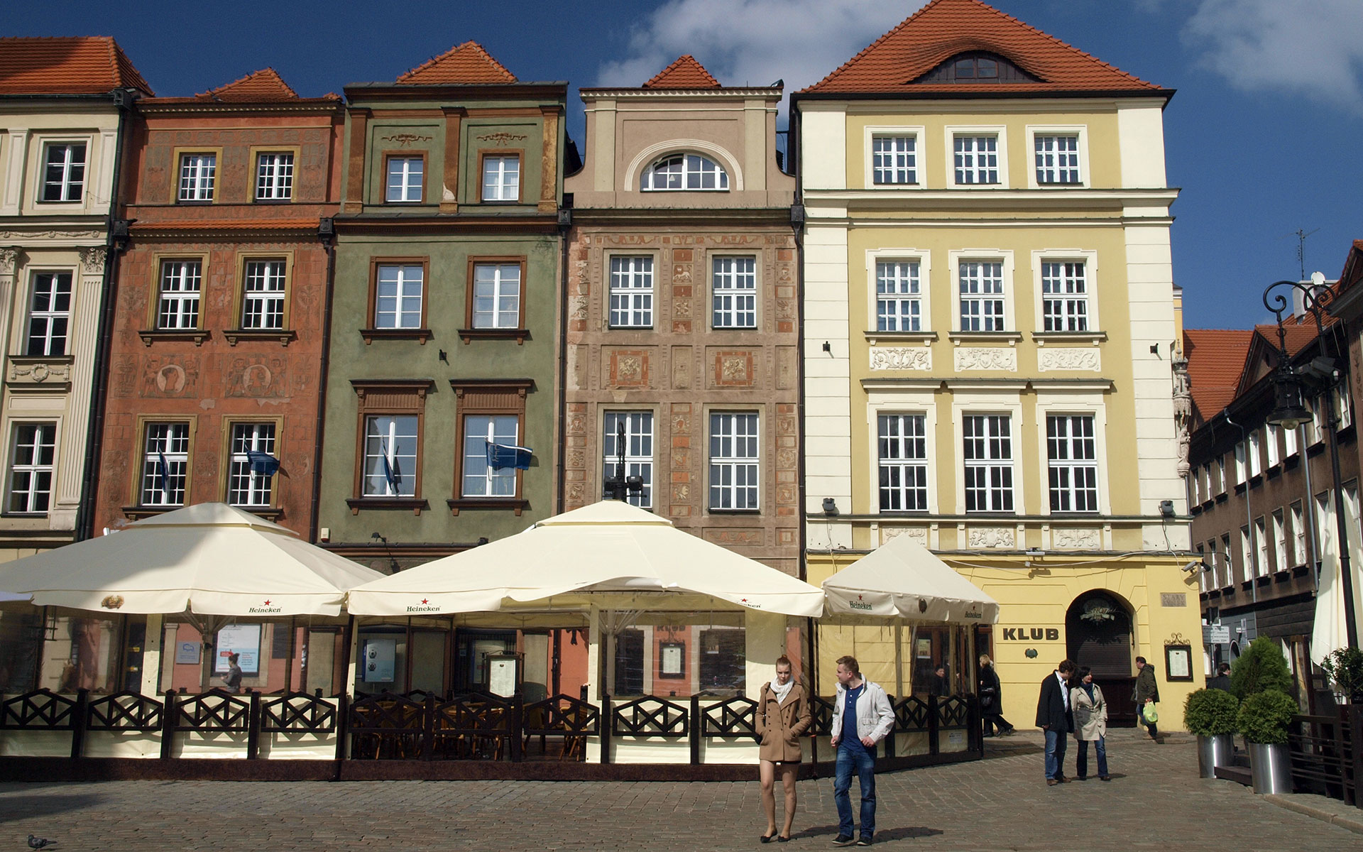Colourful houses in Poznan's main square (photo © hidden europe).