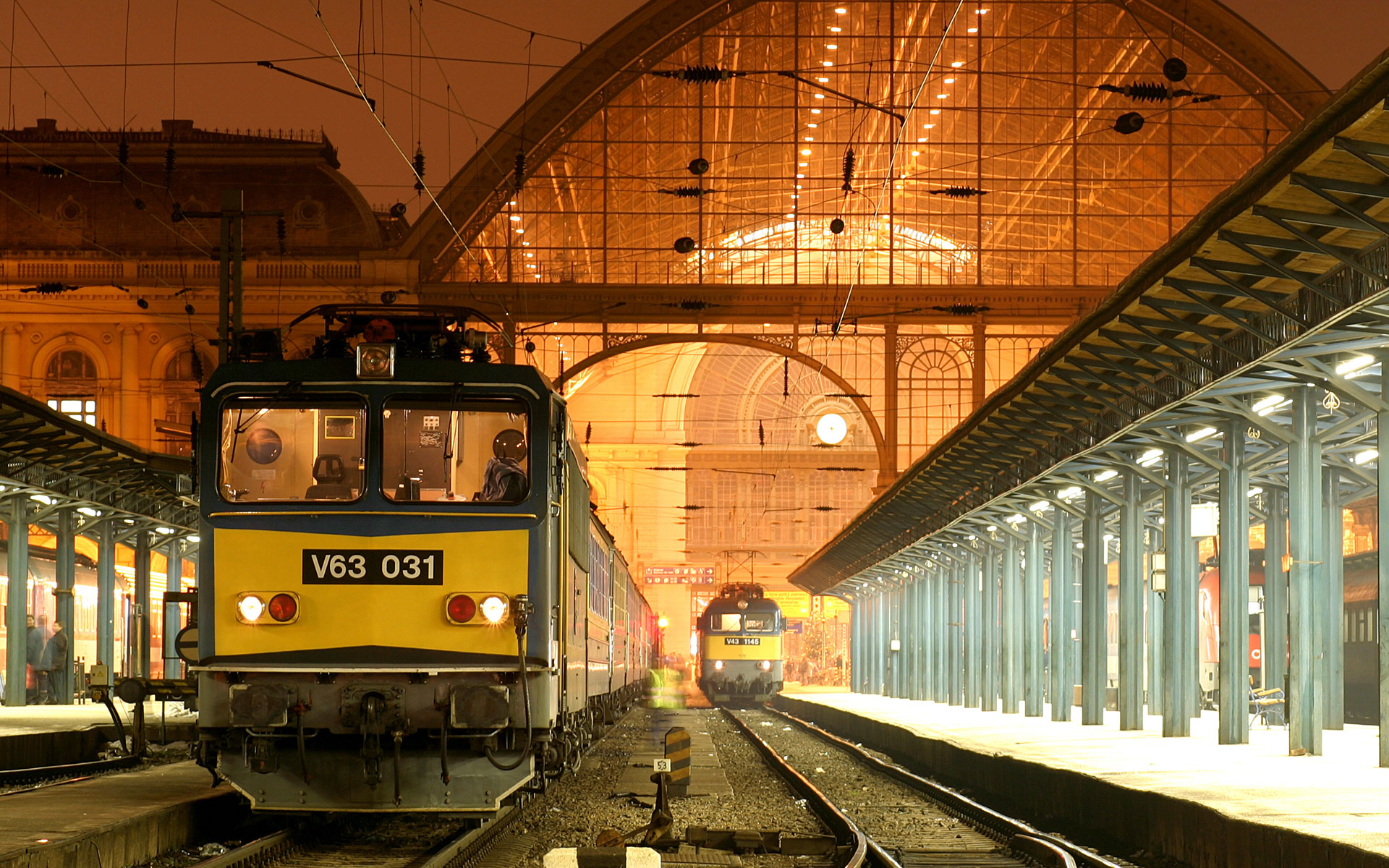 Tisza Express at Budapest Keleti station (photo © Attila Vörös).