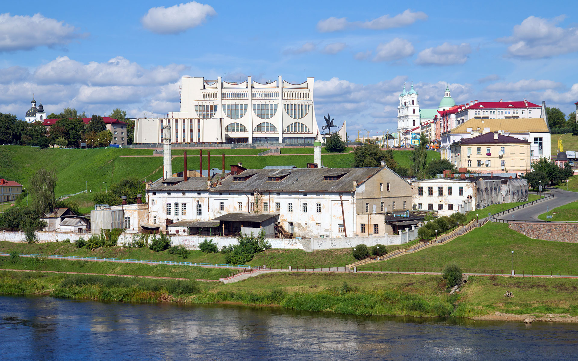 River Neman and the Belarusian town of Hrodna (photo © Eillen1981 / dreamstime.com).