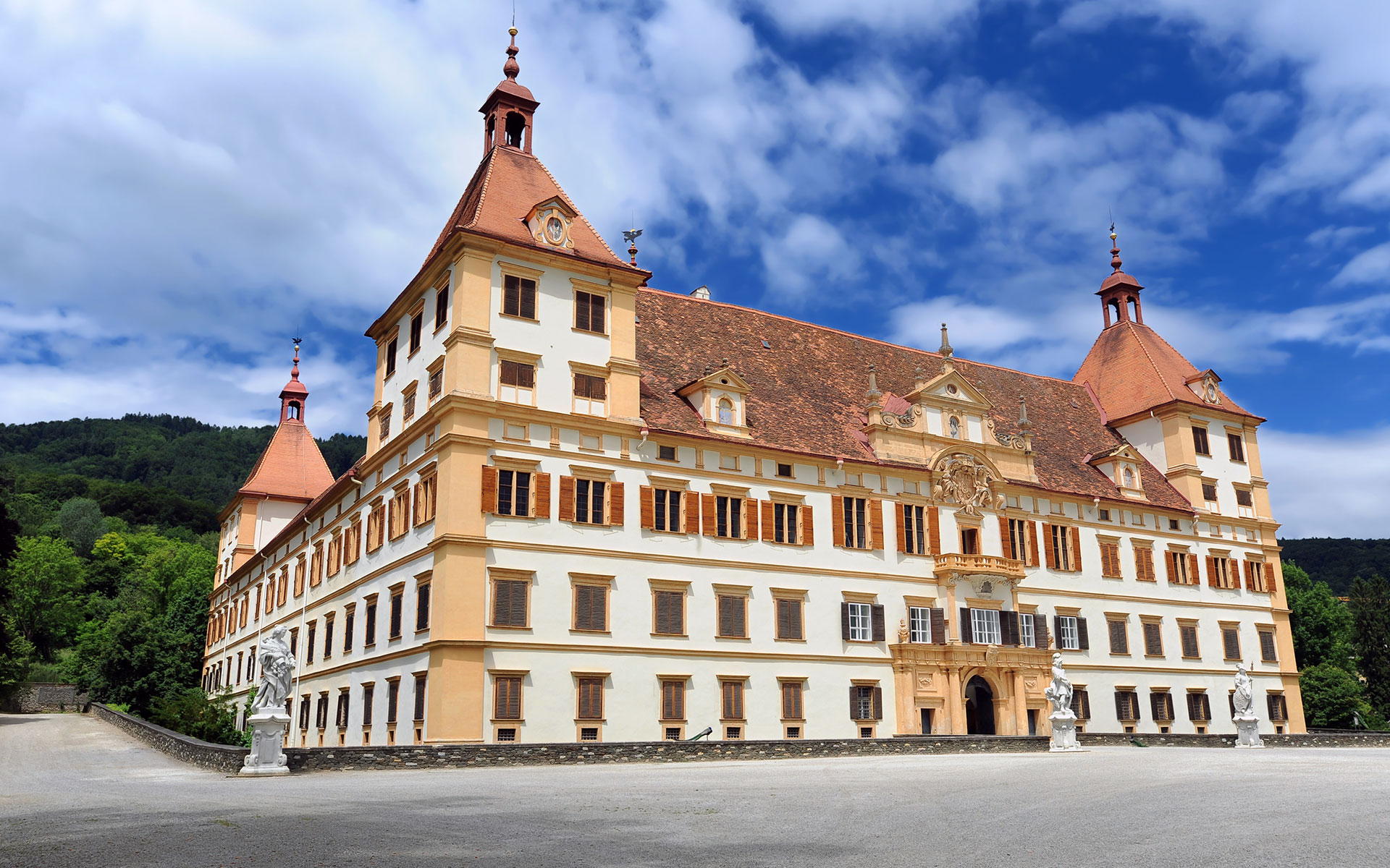 The Eggenberg Palace on the western edge of Graz - the Styrian capital will get a direct link from Berlin and Dresden from early May 2020 (photo © Pavle Marjanovic / dreamstime.com).