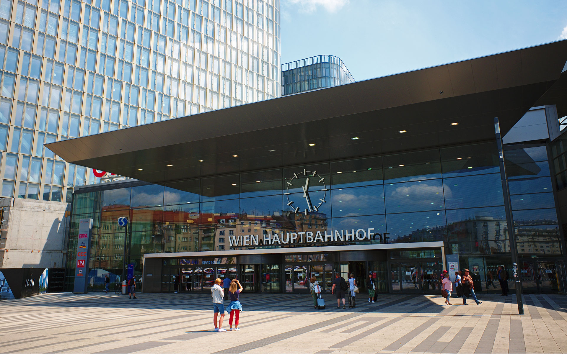 Wien Hauptbahnhof (photo © Andras Csontos / dreamstime.com).