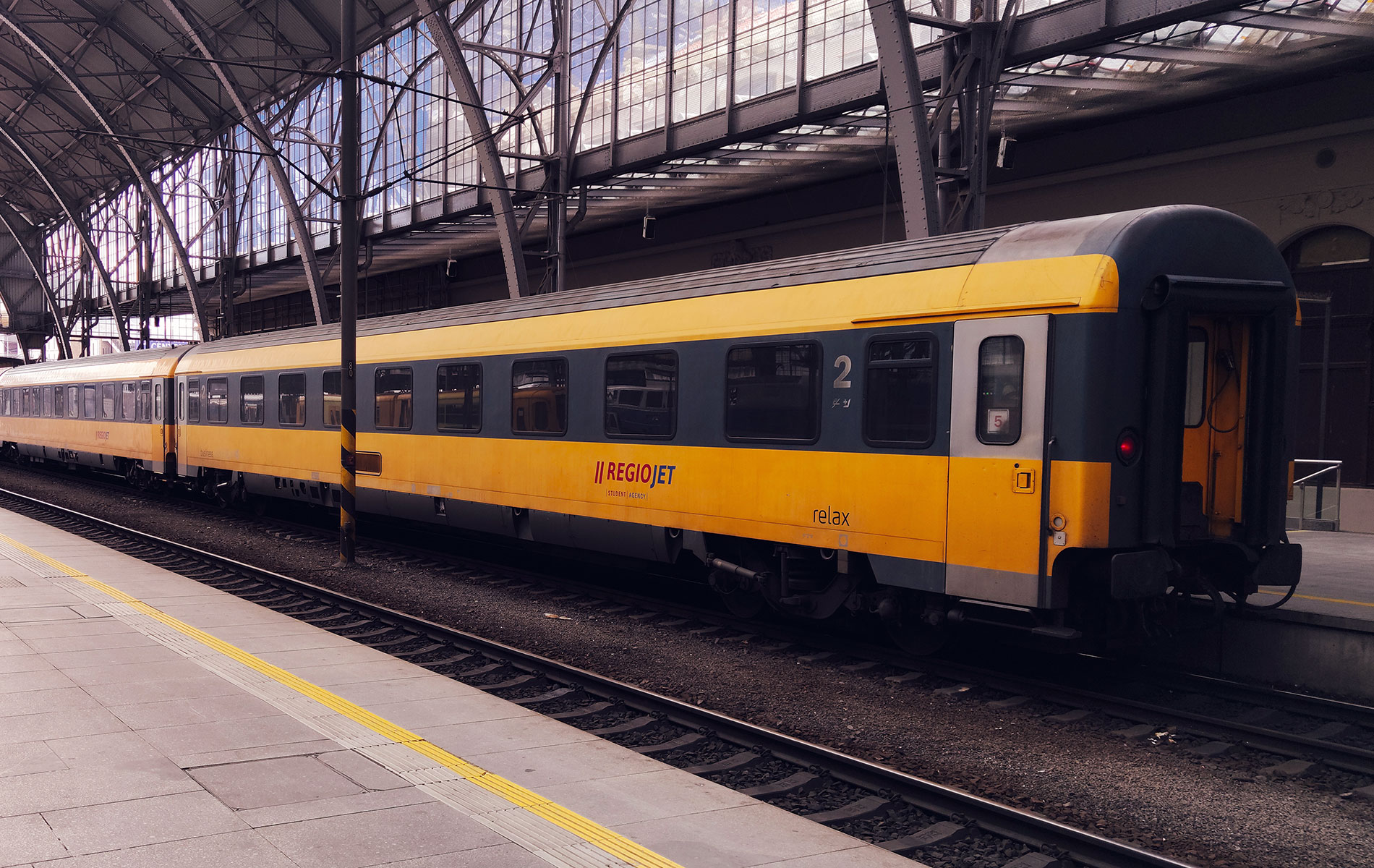 RegioJet train with its distinct yellow livery at Praha hlavní nádrazí station (photo © Martin Broz / dreamstime.com).