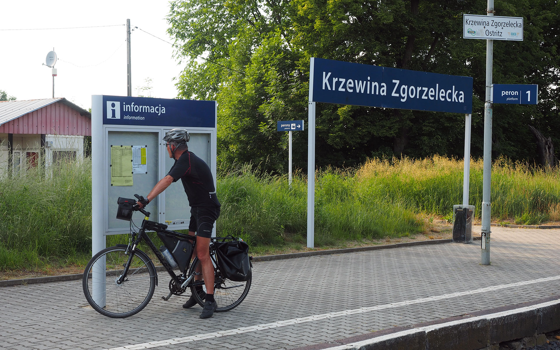 The Polish station at Krzewina Zgorzelecka is one of the places to which Germany’s 9-euro ticket is valid (photo © hidden europe).